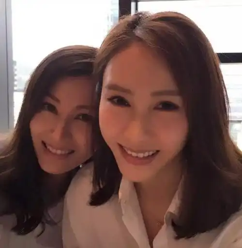 美女相吸!李嘉欣与黎姿合照曝光 保养得当美艳动人