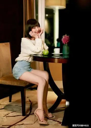 原创毛晓彤最新穿搭分享,黑色抹胸裙上身性感又大气,气质绝了