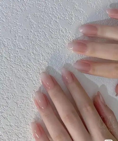 超显手白的美甲颜色(一些显白又有点小心机的美甲款式)