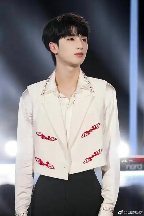 严浩翔舞台造型分享国风短款西装造型搭配黑色长裤尽显帅气,身材真的