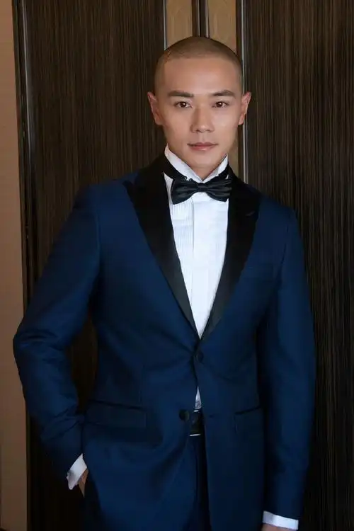内地青年演员曹骏惊喜亮相,光头造型搭配笔挺西装成熟稳重,举手投足