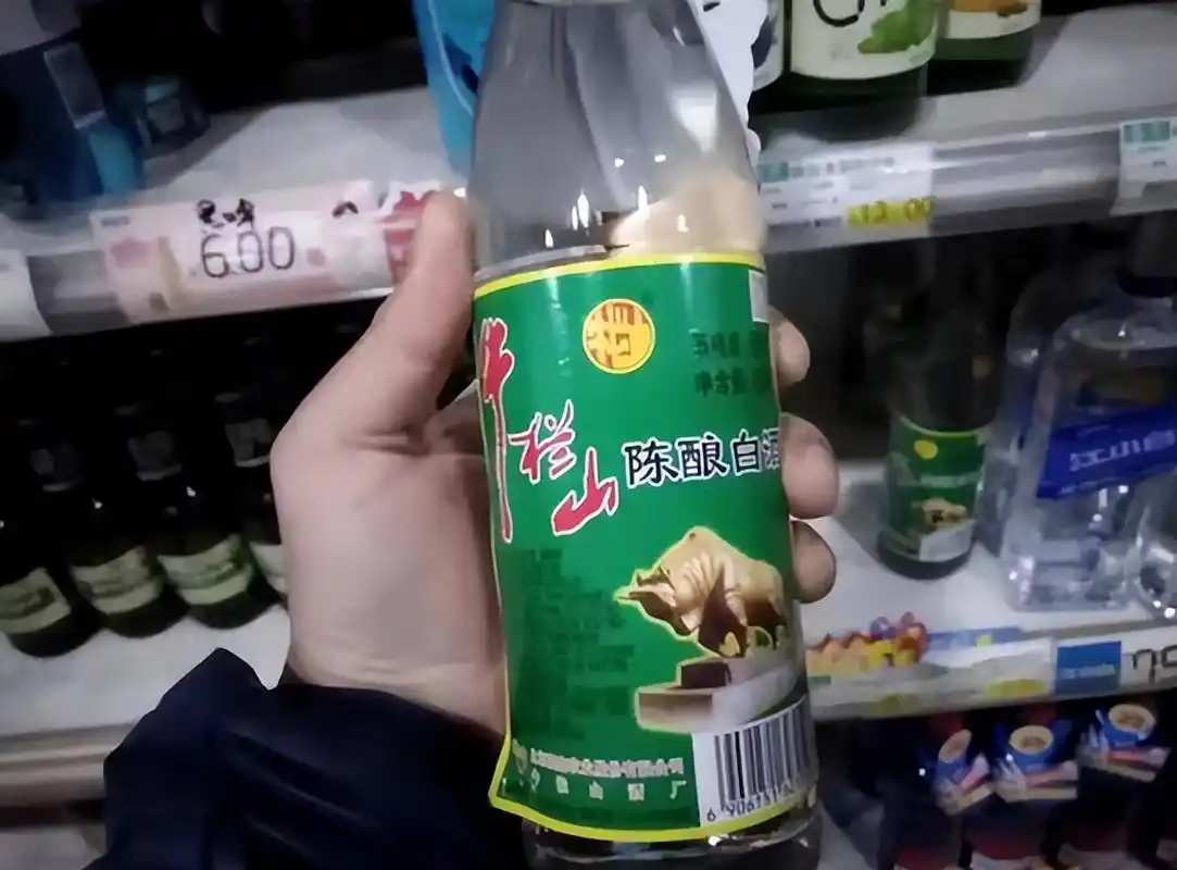 辨别真假"牛栏山",原来如此简单,看一眼这里就知道,涨知识了