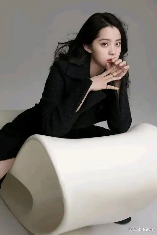 欧阳娜娜夏日风情写真引发争议个性展现还是心机行为