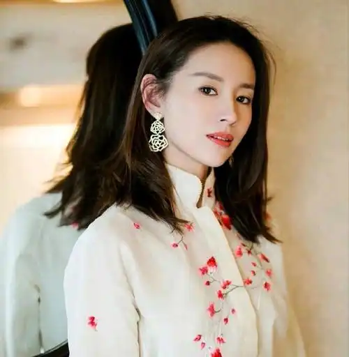 "清纯玉女"董洁梁朝伟拜倒在她的石榴裙下