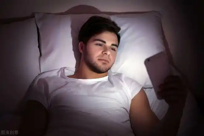 总喜欢在睡前玩手机的人不用多久就会有4个毛病