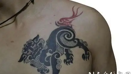 胸前的唐狮子图腾纹身