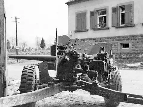 历史老照片:二战中的美国反坦克炮兵