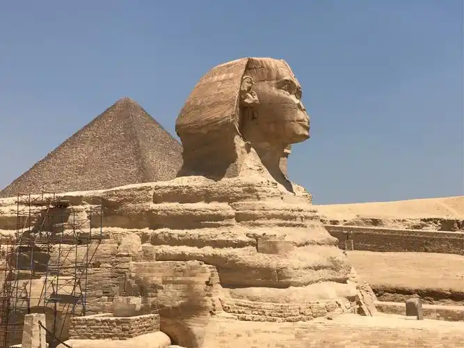 这是狮身人面像.埃及历史悠久,神庙古迹遗址众多.