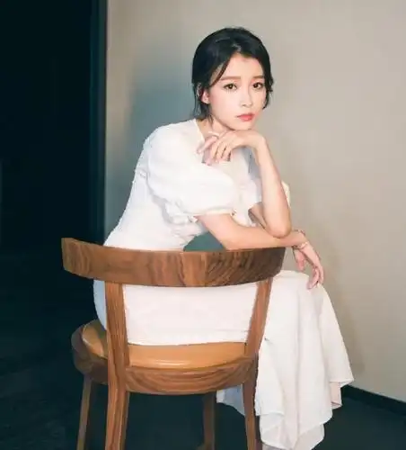 孙怡穿红色上衣配百褶裙秒变女王腰带更是神助攻