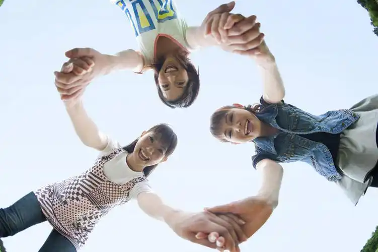 东方人,三个人,伙伴,朋友,站,伸展双臂,握手,笑,微笑,露齿笑,横图