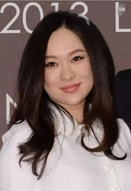 霍思燕真是厉害了!一条显胖的"芝士裙",穿在她身上不胖反而瘦