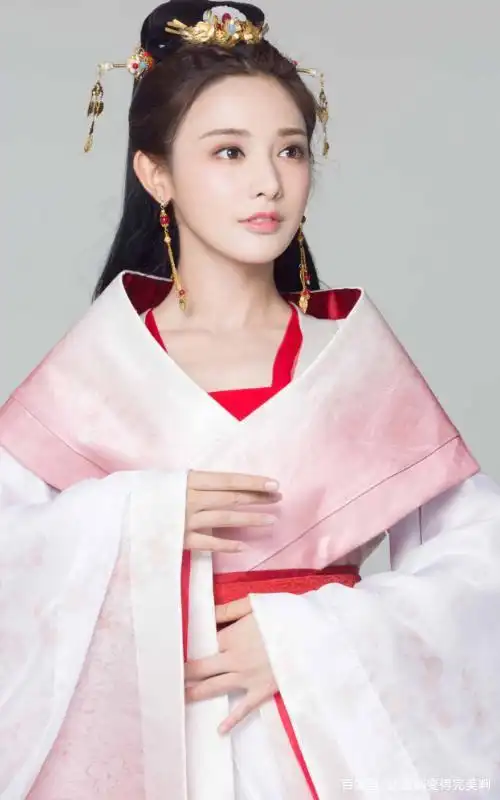 彭小苒古装壁纸:各色华美宫装,容貌倾国倾城