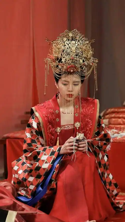 古装剧《唐砖》中太子妃苏婉的扮演者丁可,这位太子妃的新娘打扮温婉
