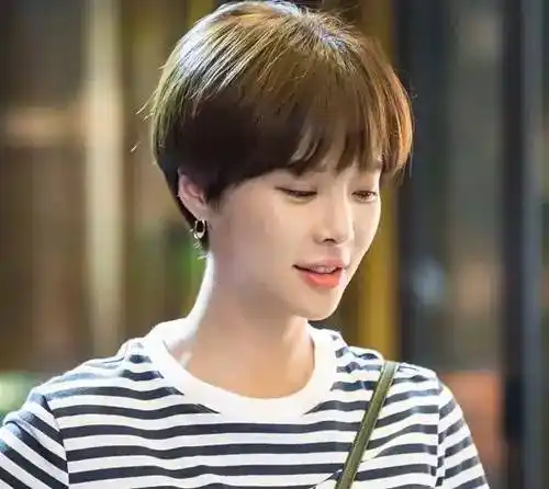 发型一言不合就剪了个假小子头从此跟外面那些妖艳jian货不一样