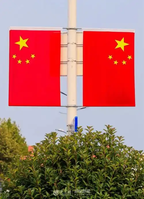 日照满城飘扬"五星红旗" 告白抒写"我爱你中国"