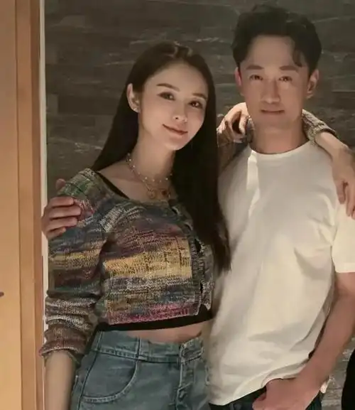 张馨月和老公看电影,林峯手捧爆米花太温柔,合影搂着老婆秀恩爱