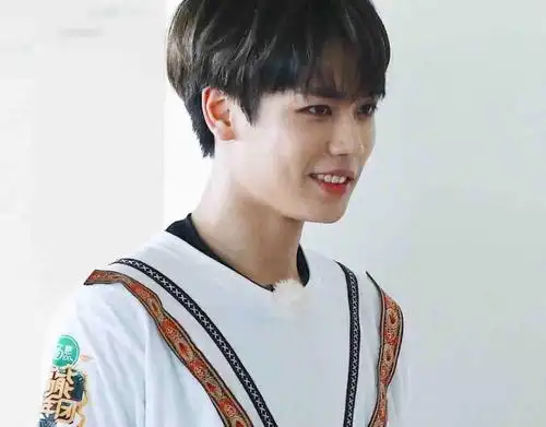 ninepercent林彦俊素颜现身,行程太忙不洗头,粉丝:戴帽子偷懒