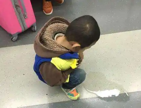图为一名小男孩在地铁车厢内尿尿.