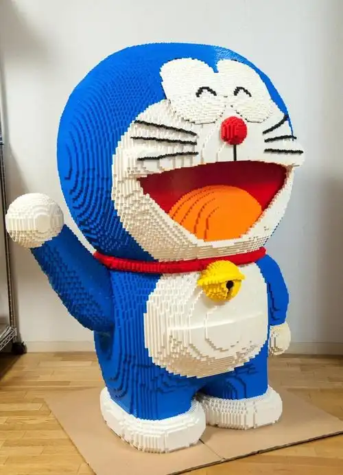 网友用乐高积木搭建出巨大哆啦a梦细节还原度惊人