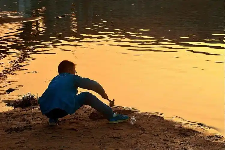 夕阳照童年  作品描述: 在夕阳的沐浴下,小孩尽情在河边玩沙戏水