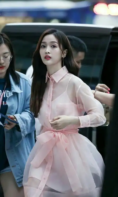 吴宣仪这初恋脸很浓厚穿衣风格潇洒百变不管怎样穿都自带仙气