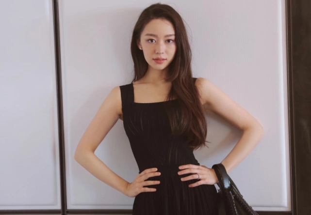 吉娜产后2个月露面,与网友自拍好美状态在线,身材成关注重点_一和一