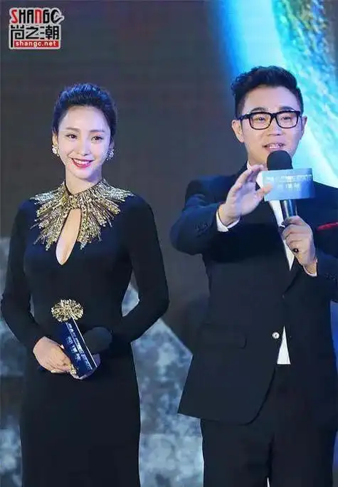 2012年,在电影《十二星座离奇事件》的盛大发布会上,柳岩的性感着装一