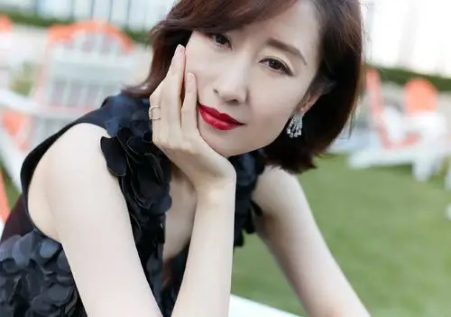 刘敏涛最新大片优雅淡定. 一抹红唇尽显女人味.