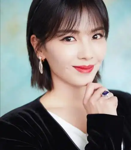 40岁左右的女人,发型尽量别留羊毛卷和黑长直,这些时髦显年轻