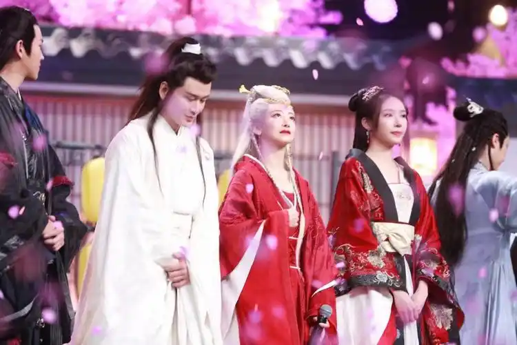 《山河令》中红衣白发的喜丧鬼夺得了很多观众的喜欢,此次陈紫函为了