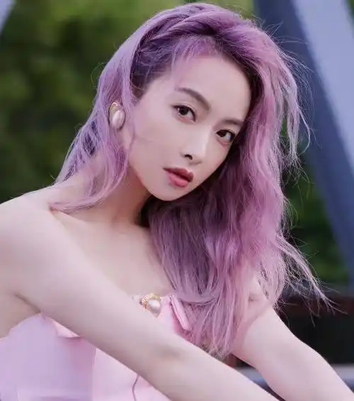 宋茜只顾秀发色忘p图,看清穿牛仔裤的腿型:真实体重藏不住了_活动_全