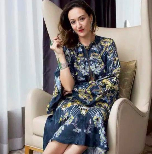 何家文送别爷爷显低调跟在何家华身后不用人使唤也搀扶何超雄