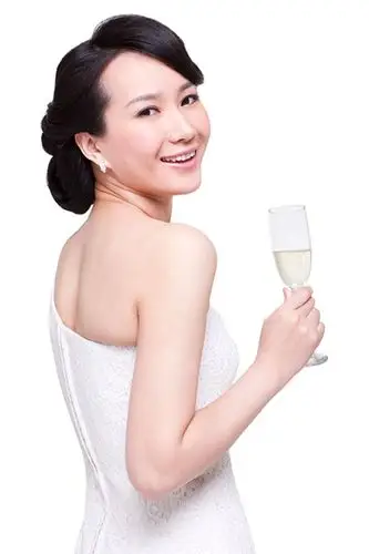 优雅的女人手拿香槟酒杯