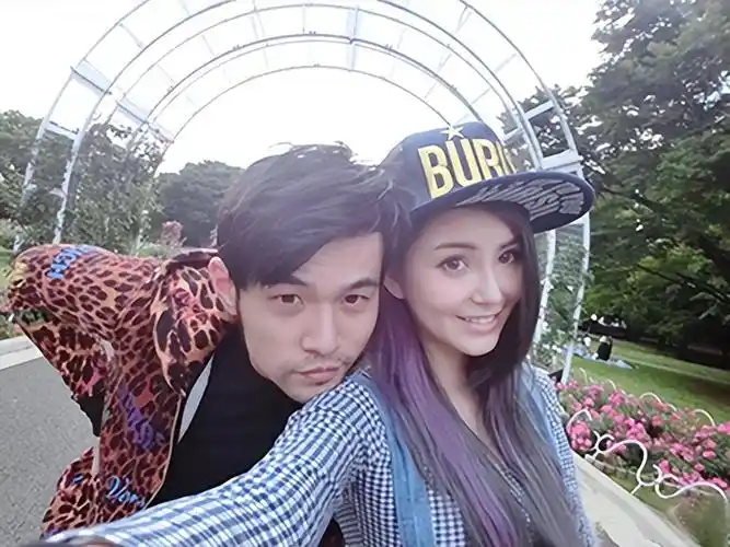 甚至很多女孩子会望而止步,而周杰伦有过几段恋情,就是因为女友和