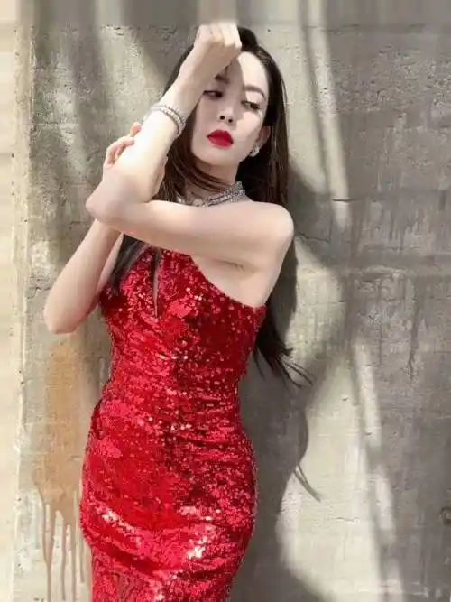 诱惑!古力娜扎红色露肩连衣裙大秀美背