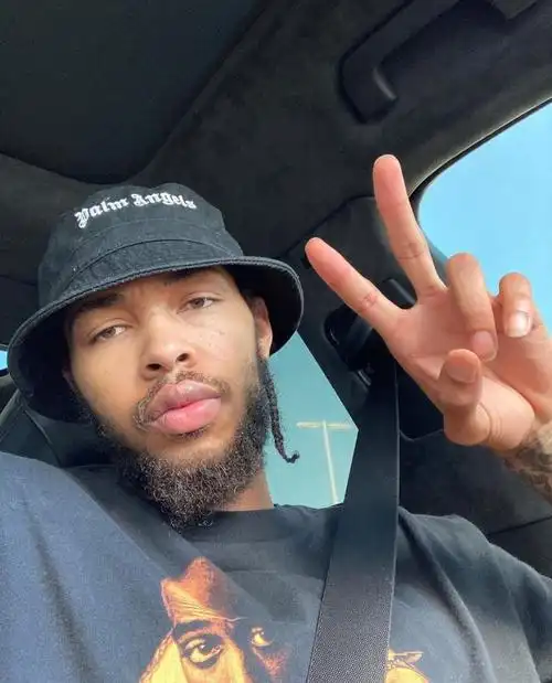 布兰登-英格拉姆更新了个人instagram晒出一张自己在车内比耶的自拍照