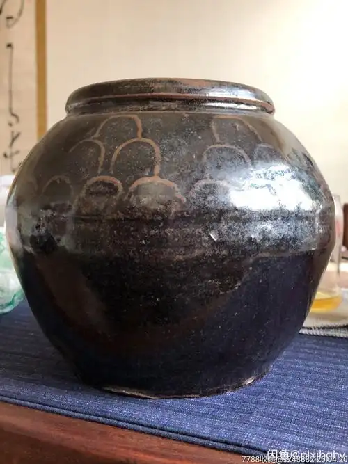 民国时期博山窑黑釉铁锈花鱼鳞罐