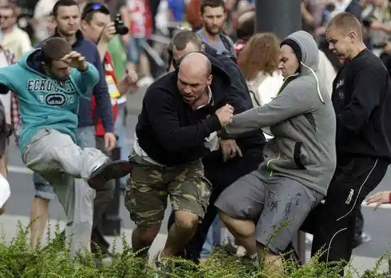 欧洲杯的盛世阴影:足球流氓横行,再揭欧洲社会伤疤