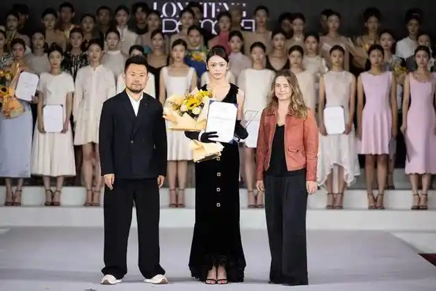 执行主编—李丹妮女士elle编辑副总监,superelle主编—诸葛苏佳女士