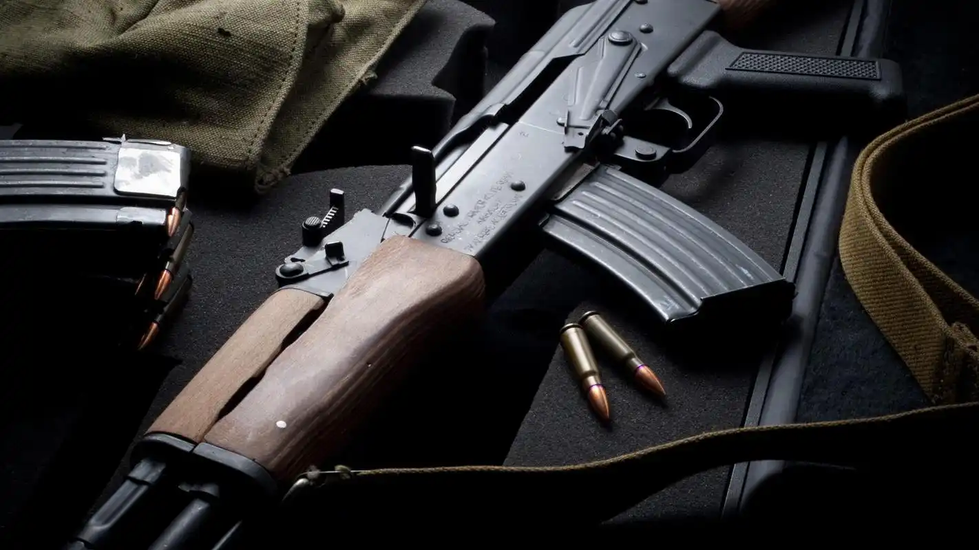 炫酷的ak47突击步枪特写图片桌面壁纸高清