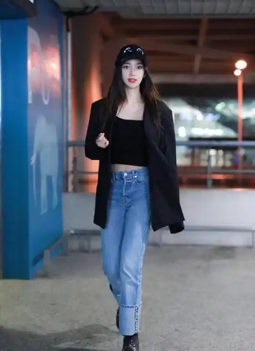 杨颖身材好得没话说,穿黑色紧身短袖秀小蛮腰,帅气迷人真有范_风格