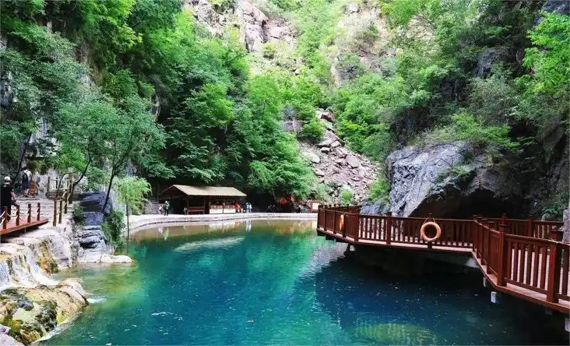 八里沟景区,位于河南省新乡市辉县上八里镇,藏于太行山南麓,与山西