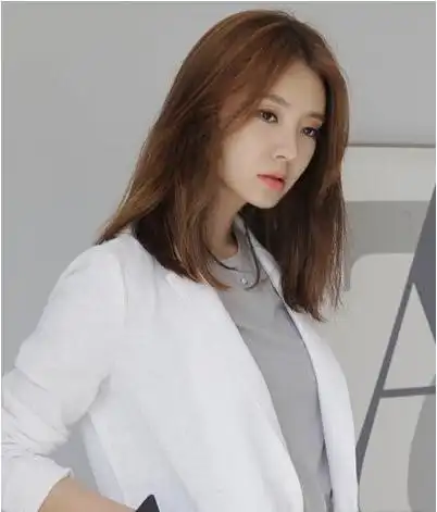 上面这款中分中长发简单干练,非常适合上班一族.
