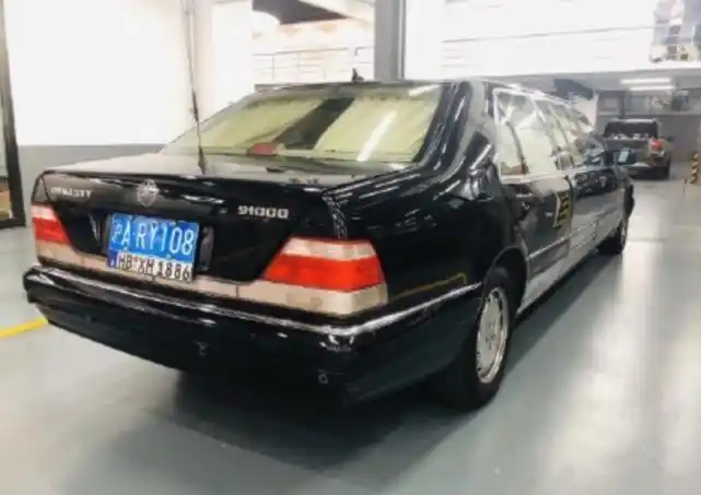 28年前的奔驰s1000车身长65米伸直腿都碰不到前排座椅