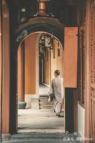 纪实:寺院里的僧人和香客