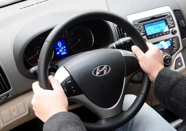 开车单手握方向盘违法吗(5种握方向盘的姿势) - 燕来学堂
