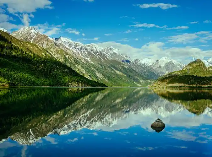 拍摄于西藏蓝天雪山湖泊构筑了一幅美丽宁静的画卷让人心旷神怡流连
