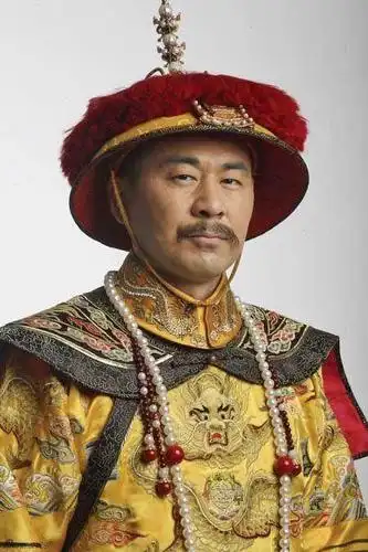 《甄嬛传》皇上的龙袍造型奇怪?其实是穿错了,闹了大笑话!