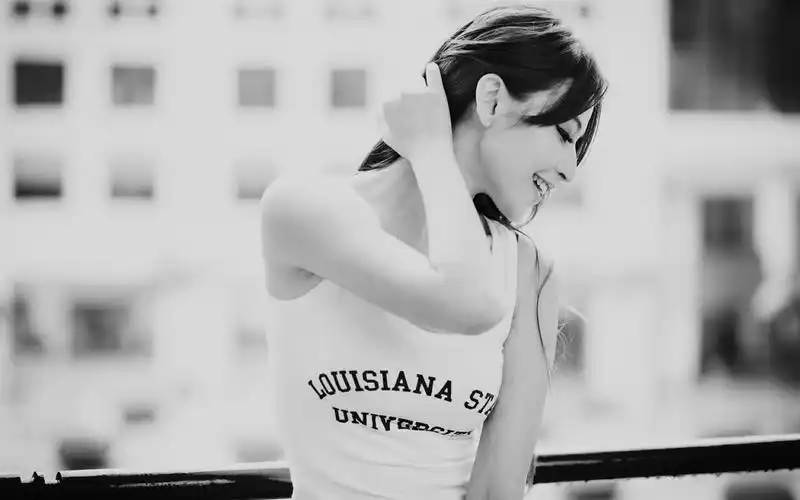 欧美美女黑白宽屏壁纸