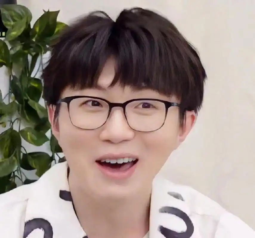 外表与内涵不必一一对应,用心了解才洞见真我  摘下眼镜,毛不易老师给